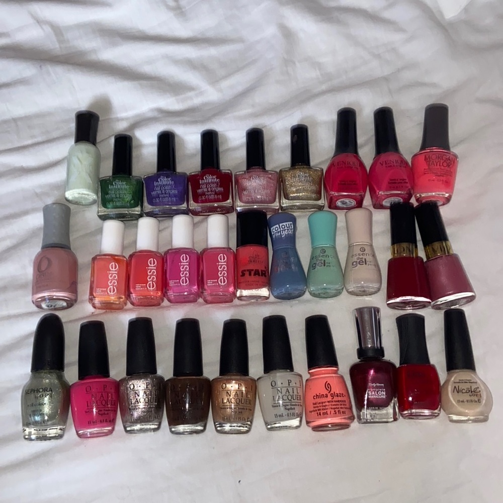 Bundle of 30 nail polishes